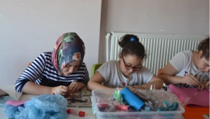 GÖNÜLLÜLERIMIZIN ELINDEN KİTAP OKUTAN AYRAÇLAR