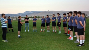 İSCEHİSARSPOR SAHAYA İNDİ.