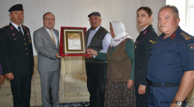 Vali Tutulmaz Şehit Şafak Evran’ın Şehadet Belgesini Takdim Etti