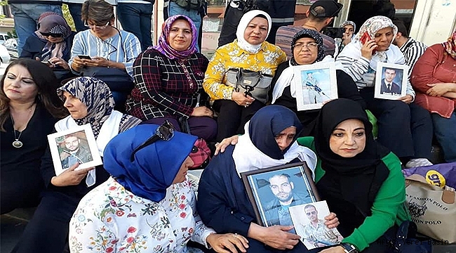 Neşe Taşpınar Diyarbakır HDP Önünde Bayrak Açtı