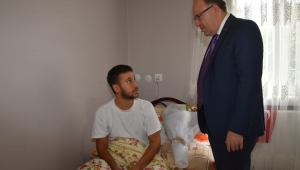 Vali Tutulmaz Gazi Ramazan Kumral’ı Ziyaret Etti