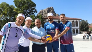 ZAFER MEYDANI BU KEZDE VOLEYBOL TURNUVASINA EV SAHİPLİĞİ YAPIYOR