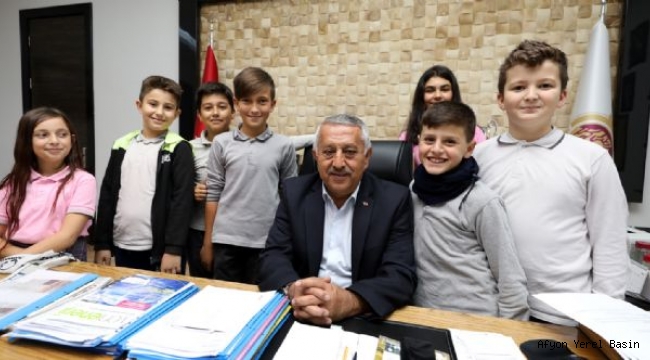 ÖĞRENCİLERDEN ´BAŞKAN AMCALARINA´ ÇAT KAPI ZİYARET