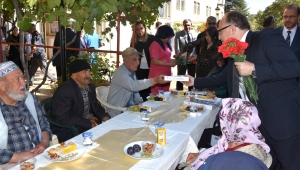 Vali Tutulmaz Yaşlı Vatandaşlarla Bir Araya Geldi