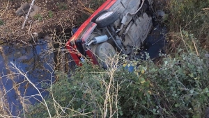  Dinar'da Araç Su Kanalına Düştü..