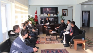  Dinar'da Şampiyon Öğrenciler Kaymakam Kapankaya'yı Ziyaret Etti