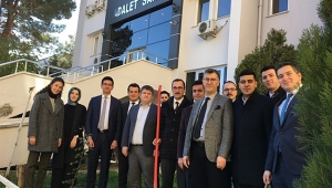 HAKİM VE SAVCILAR ADLİYE BAHÇESİNE FİDAN DİKTİ..