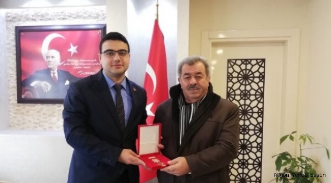 Kıbrıs Gazisine Madalya..
