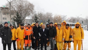 BAŞKAN ZEYBEK´TEN KARLA MÜCADELEYE YAKIN TAKİP