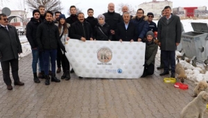 BELEDİYE´DEN SOKAK HAYVANLARI İÇİN MAMA VE YEM DAĞITIMI 