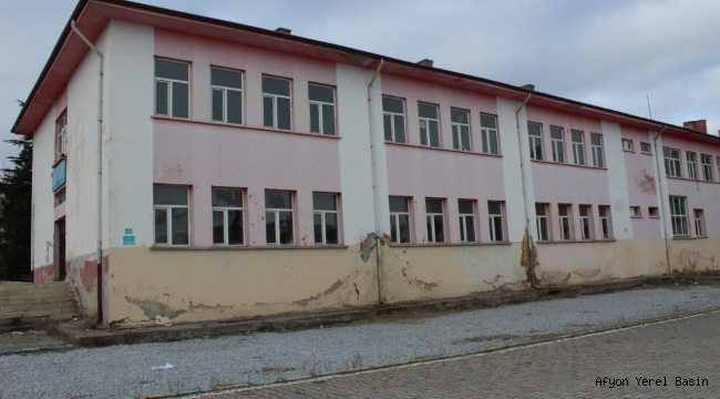 Emirdağ Belediyesi metruk binaları yıkıyor