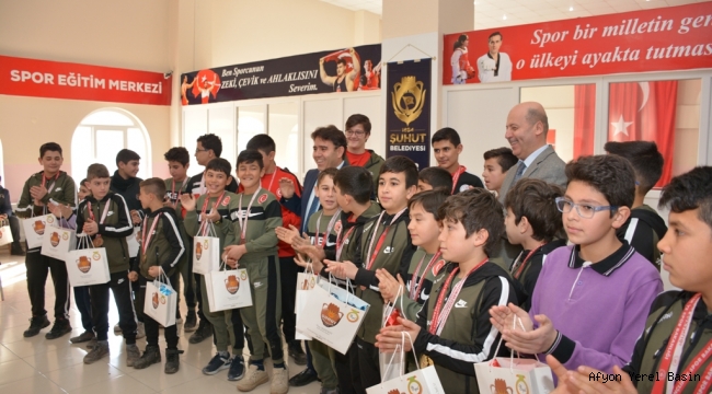 Başkan Bozkurt Şampiyon Güreşçileri Ödüllendirdi