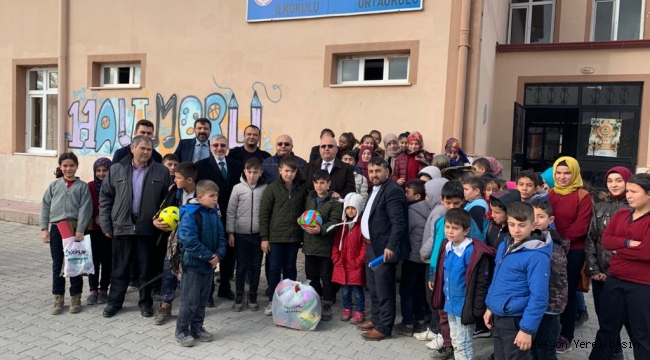 Çoban köy okullarını gezdi