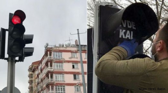 TRAFİK IŞIKLARIYLA KORONAVİRÜSE KARŞI ´EVDE KAL´ ÇAĞRISI
