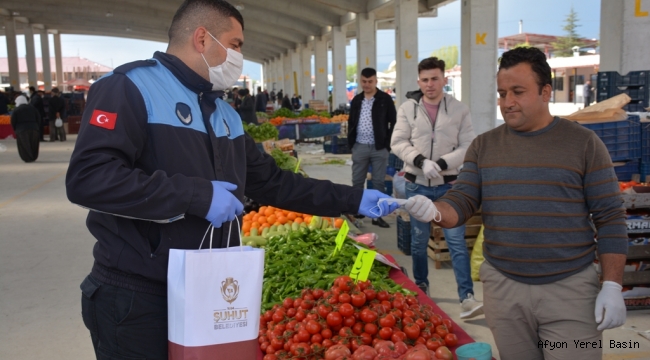 Şuhut Belediyesi,Kapalı Pazar Yerindeki Maske Dağıtımına Devam Etti