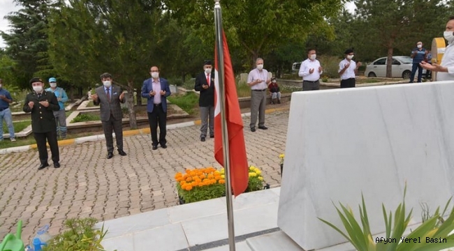 BABALAR GÜNÜNDE İLÇE ŞEHİTLİĞİNE ZİYARET..