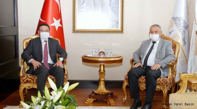 Vali Gökmen Çiçek Belediye Başkanı Mehmet Zeybek’i Kabul Etti