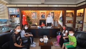 ÇOCUKLARIMIZDAN BAŞKAN MUSTAFA ÇÖL’E ZİYARET