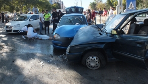 FRENİ PATLAYAN ARAÇ KARŞI ŞERİDE GEÇTİ, 4 KİŞİ YARALANDI..