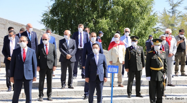 Vali Gökmen Çiçek ve Başkan Zeybek Zafer Abidisi’nde gerçekleştirilen törene katıldı