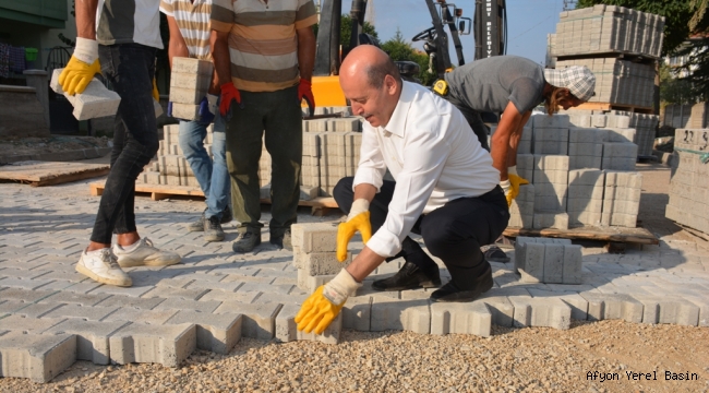 Başkan Bozkurt Kolları Sıvadı Parke Taşı Döşedi..