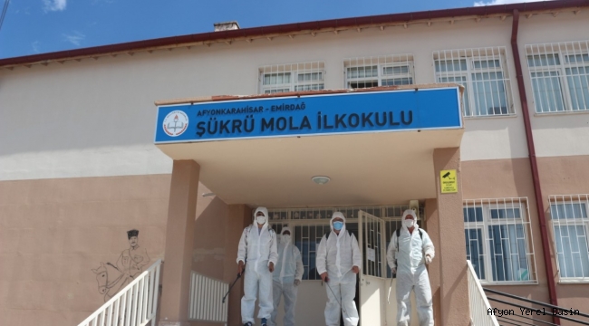 Belediye ekipleri, Emirdağ’da bütün okulları dezenfekte etti