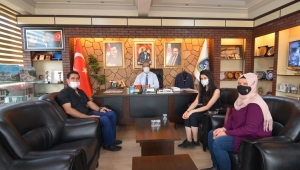 HUKUK BÖLÜMÜNÜ KAZANDI, TEŞEKKÜR İÇİN BAŞKAN’A KOŞTU.