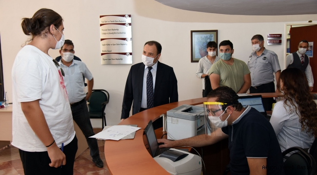 Rektör Karakaş, Öğrenci Kayıt Merkezini Ziyaret Etti.