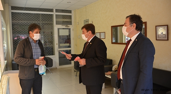 Esnaflara Türk Bayrağı Dağıtıldı