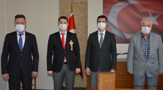 Emre Öztürk, Serhat Korkmaz'ı ziyaret etti.
