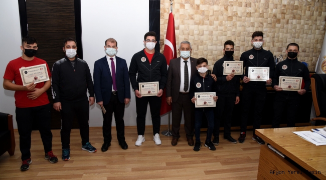 ŞAMPİYON HALTERCİLERDEN ZEYBEK BAŞKAN’A ZİYARET