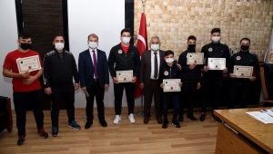 ŞAMPİYON HALTERCİLERDEN ZEYBEK BAŞKAN’A ZİYARET