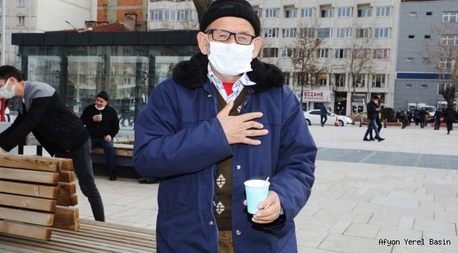 ZAFER MEYDANINDA ÇAY KEYFİ