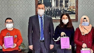 Dünya Birincisi Öğrencilerden Kaymakam Kapankaya'ya ziyaret