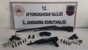 Kaçak silah satışı yapan 2 kişi yakalandı