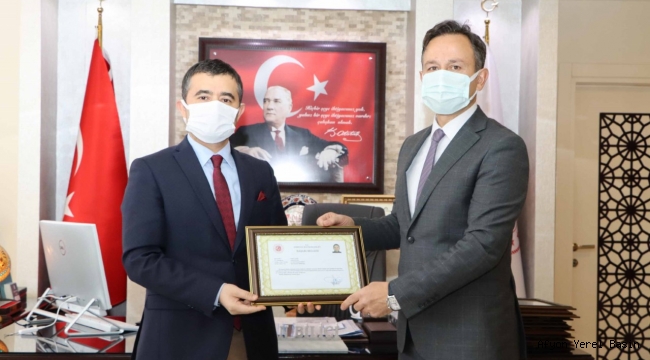 BAŞARILI KAYMAKAM, BAŞARILI OLAN EMNİYET PERSONELİNE BAŞARI BELGESİ VERDİ..