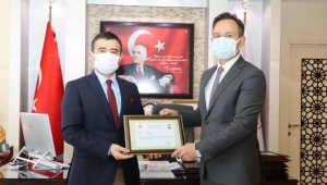 BAŞARILI KAYMAKAM, BAŞARILI OLAN EMNİYET PERSONELİNE BAŞARI BELGESİ VERDİ..