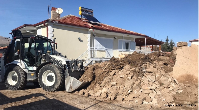 Emirdağ'da metruk binalar yıkılıyor