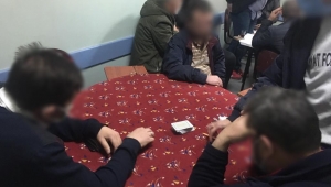 EVDEKİ KUMARCILARA POLİS BASKINI..!