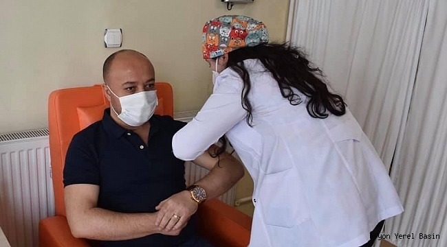 Kaymakam Sakarya ve Belediye Başkanı Taylan Aşı oldu