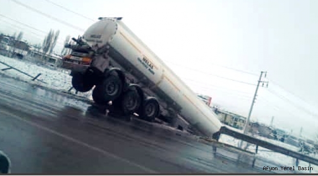 BUZDAN KAYAN TANKER BARİYERLERDE ASKIDA KALDI..