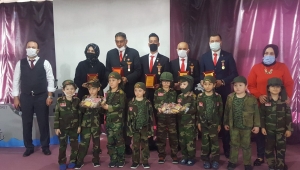 Dur yolcu! Bilmeden gelip bastığın Bu toprak, bir devrin battığı yerdir..