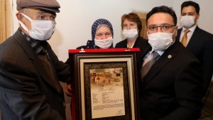 Vali Çiçek, Şehit Süleyman Demirel’in Şehadet Belgesi’ni Takdim Etti