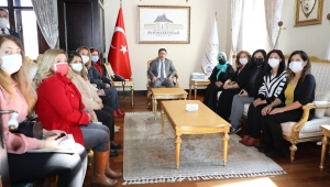 Vali Gökmen Çiçek Kadın Gazetecileri Ağırladı