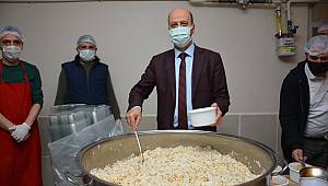 Başkan Bozkurt İftar Sofrasının İlk Yemeklerine Yardım Etti