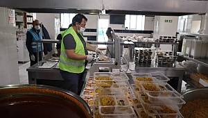 Emirdağ Belediyesi, ihtiyaç sahiplerine iftar öncesi sıcak yemek dağıtımı yapıyor