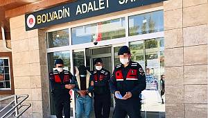 JANDARMA ARANAN ŞAHSI ARACIN BAGAJINDA YAKALADI..