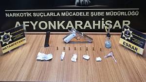 POLİS EKİPLERİ ARAÇ İÇİNDE SİLAH VE UYUŞTURUCU MADDE ELE GEÇİRDİ..