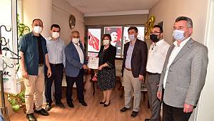 Başkan Zeybek Gün FM’i ziyaret etti