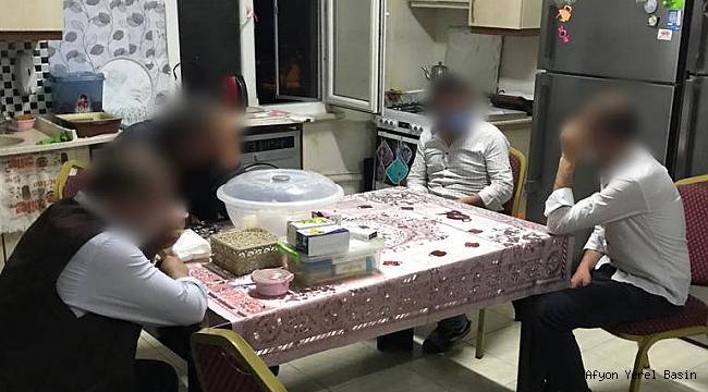 EVDEKİ KUMARCILARA POLİS BASKINI..!